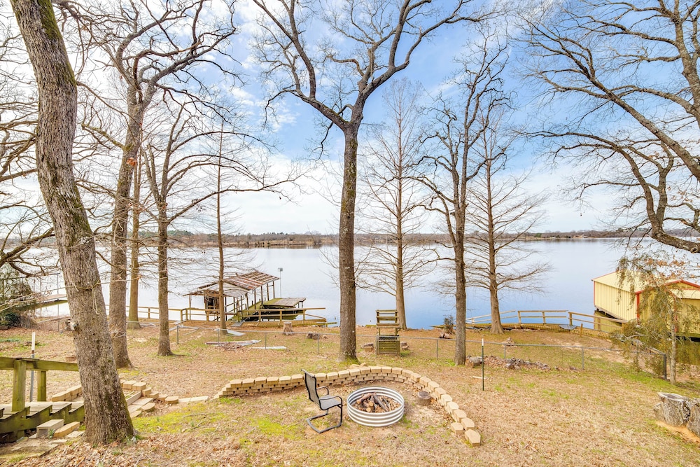 Winnsboro Lake Retreat: On-site Swimming & Fishing