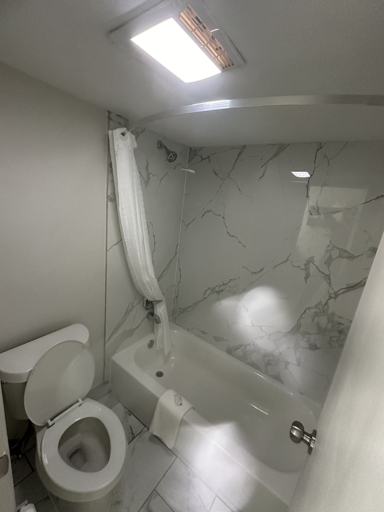 Monroe Vacations - Quality Inn - Property Image 12
