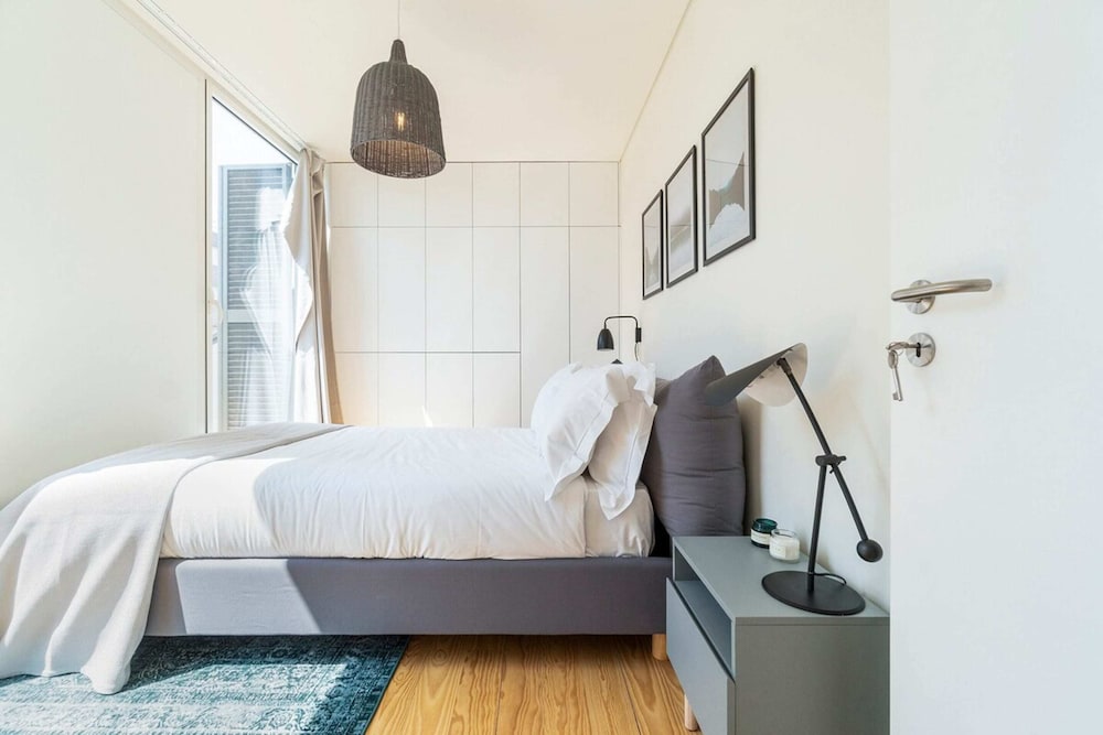 Modern 1BD w AC & Balcony view 3