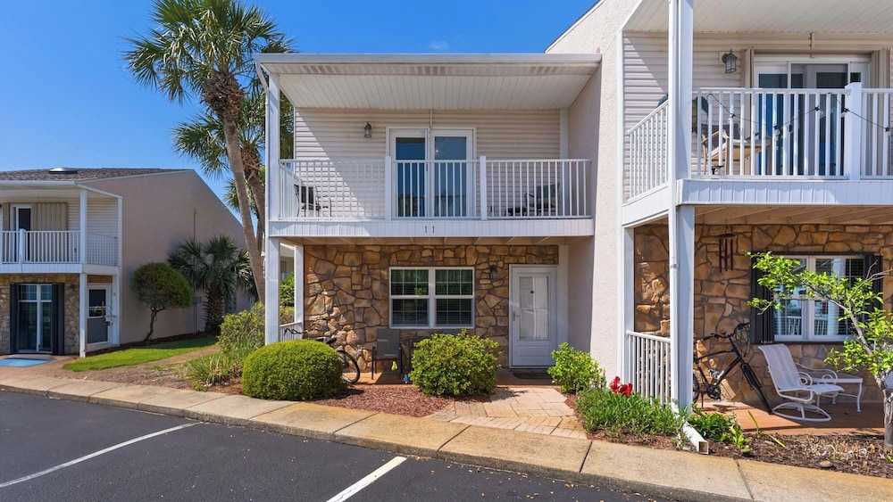 Beachside Retreat With Pools & Local Dining + Free Attraction Tickets!