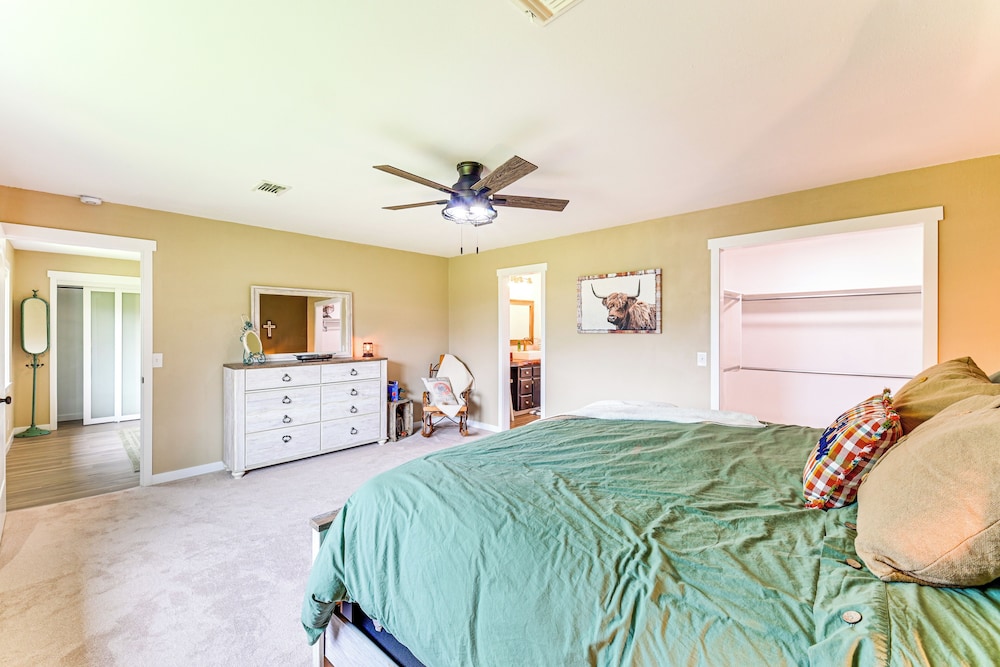 5 Mi to Lake Texoma: Wooded Retreat on 3 Acres!