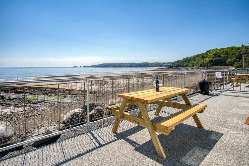 Waterfront 1 - 1 Bedroom Apartment - Wisemans Bridge