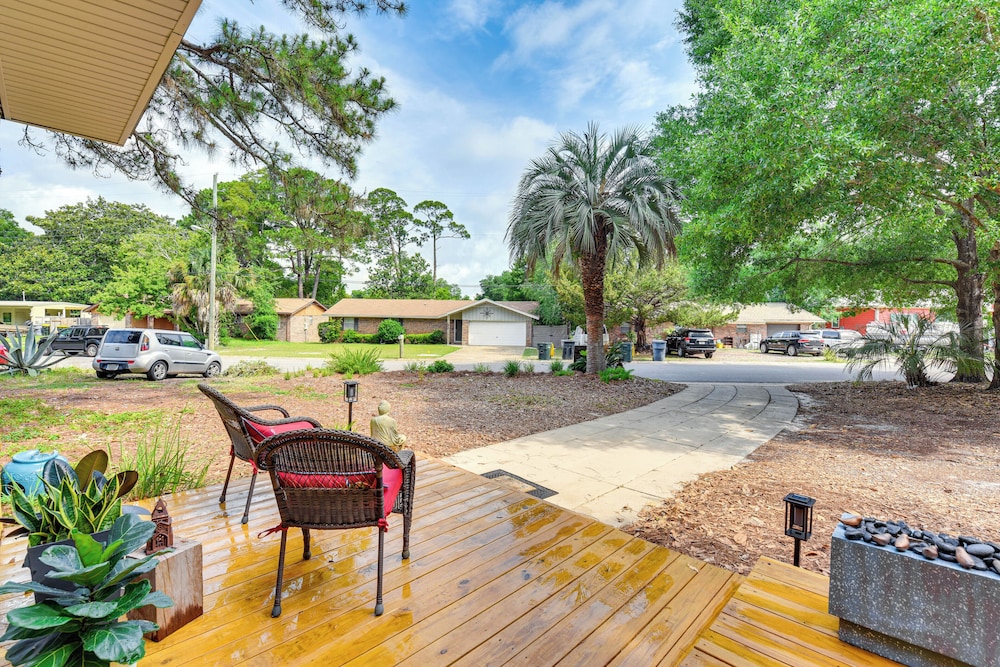 Fort Walton Beach Home ~ 2 Mi to Okaloosa Island!