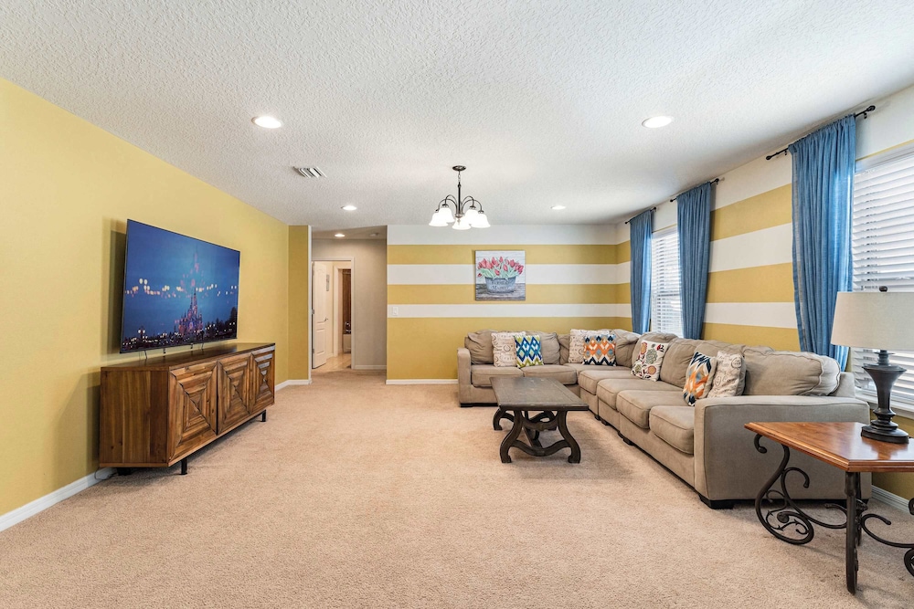 Loft & Leisure Villa 6 Bdrs!