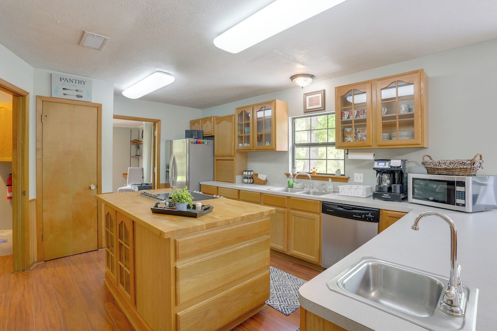 Wraparound Porch: Toledo Bend Reservoir Retreat!