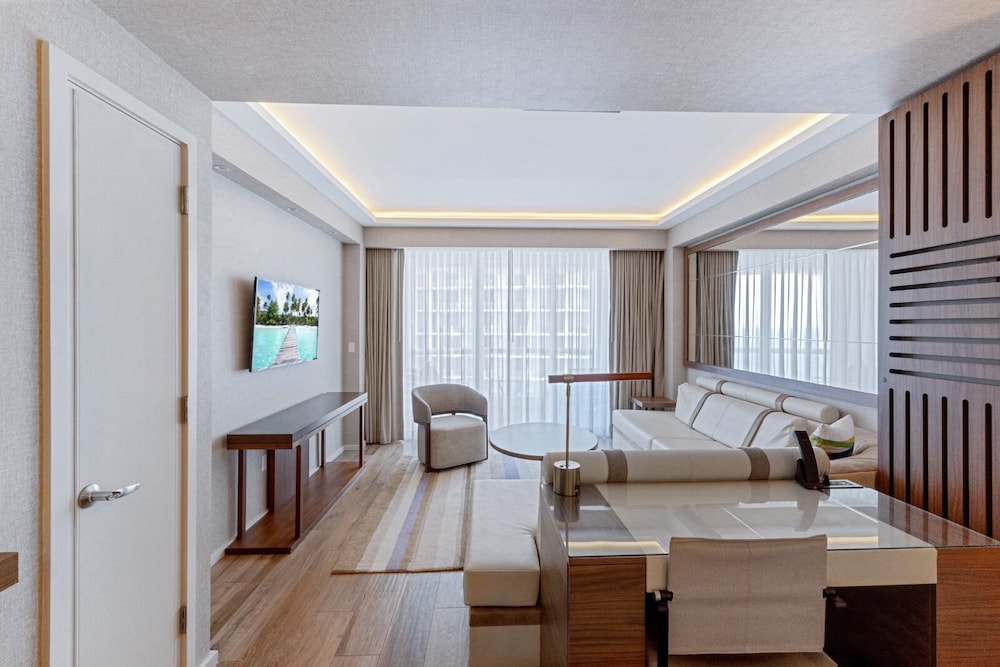 Stylish Oceanview Apartment, Prime Location!