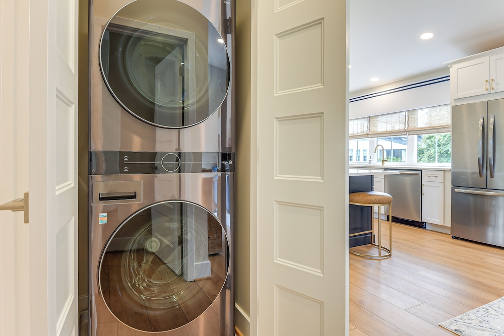 1 Block to Usna Stadium: Modern Annapolis Home!