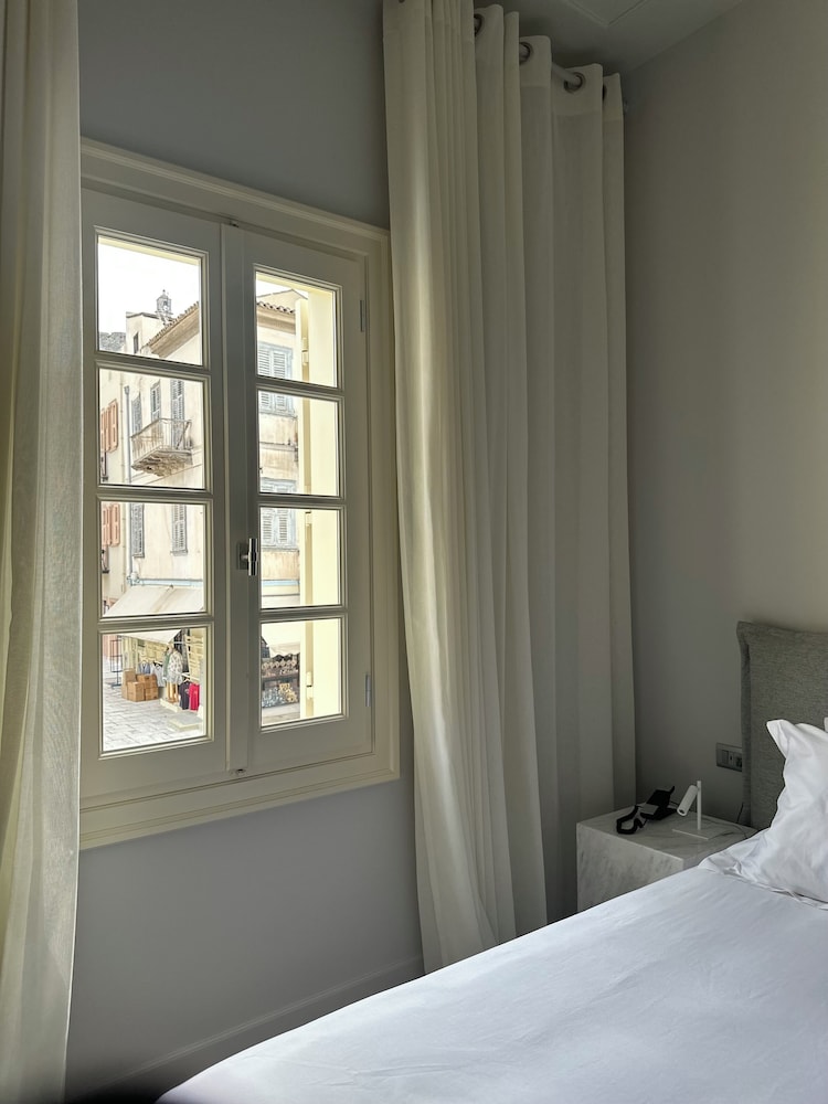 Amalie Suites