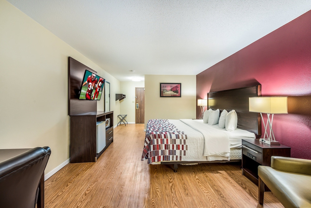 Red Roof Inn  Suites Wapakoneta - Property Image 3