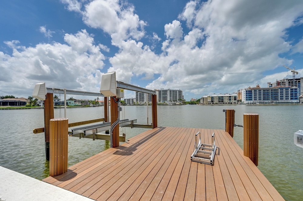 Waterfront Stunner: Effortless Elegance in Naples!