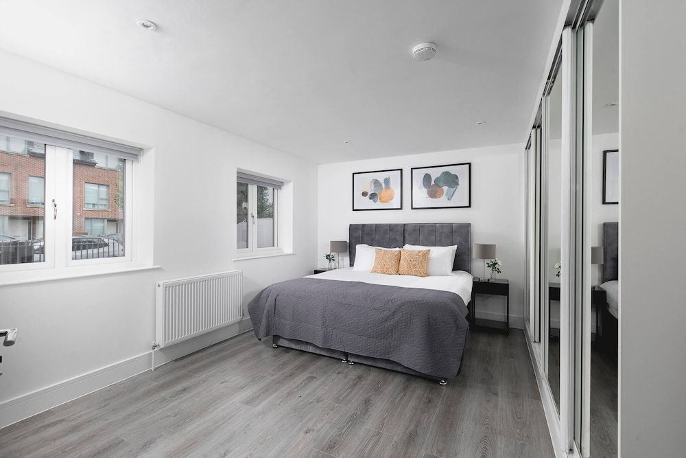 Skyvillion Vineyard Court, Enfield, 2 Bed, With Garden
