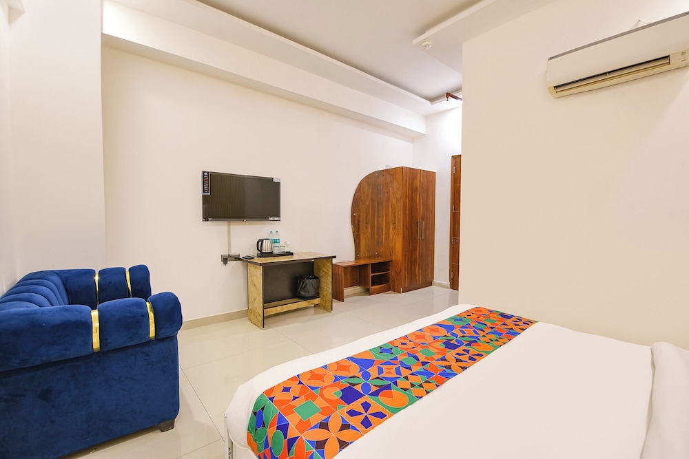 Fabhotel The Grand Paradise