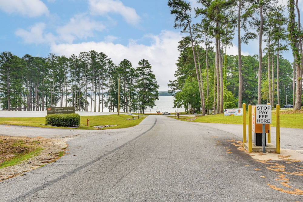 Walk to Beach: Lake Hartwell Cabin w/ Large Yard!