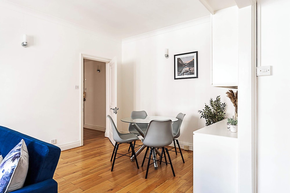 Modern 2 Bedroom Flat Near Queensway