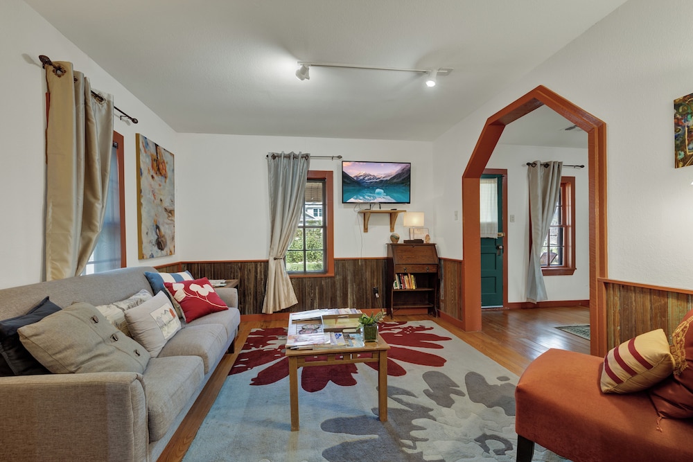 The Willows Retreat - Sleeps 17, Hot-tubs, Close to Main Street!