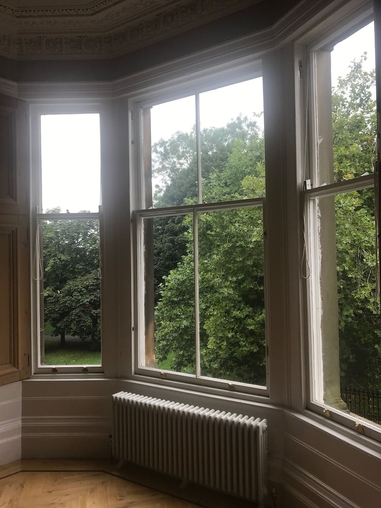 Luxurious 3-bed Apartment in Conservation Area view 3