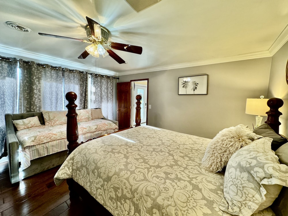 Seven Swings Inn 2 Bedroom Home by Redawning view 5