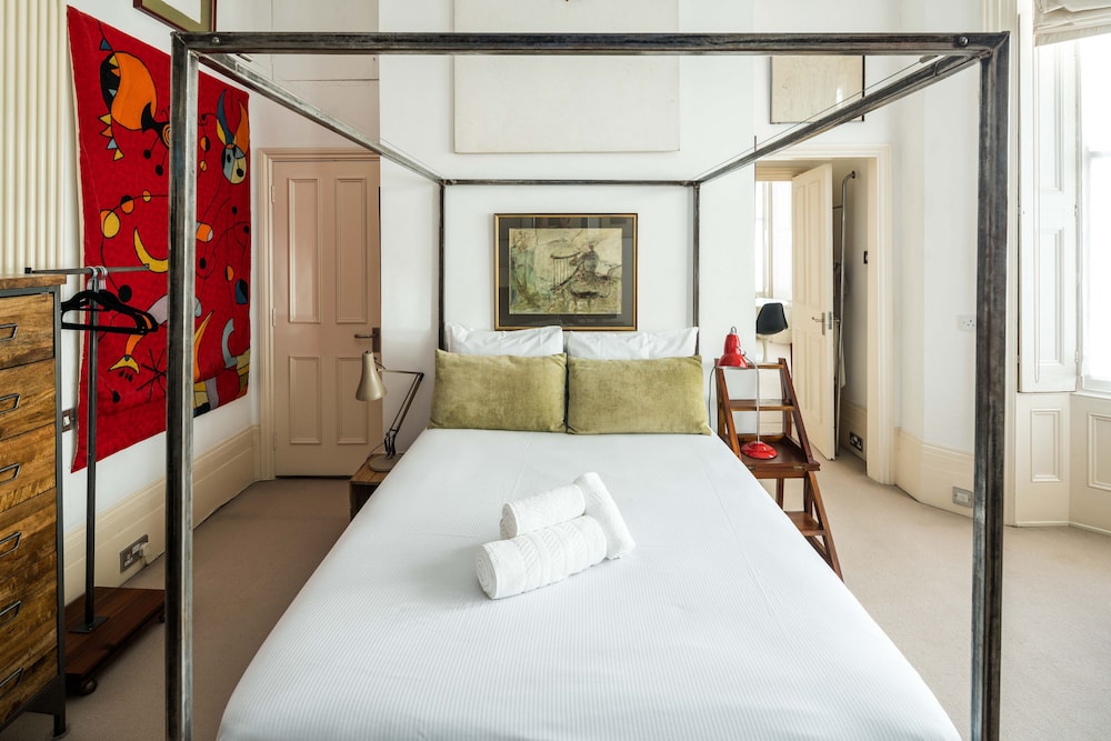 Sleek Simple & Peaceful 1Bd Flat Kensington