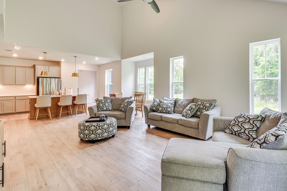5 Mi to Memorial Stadium & Beach: Modern Townhome