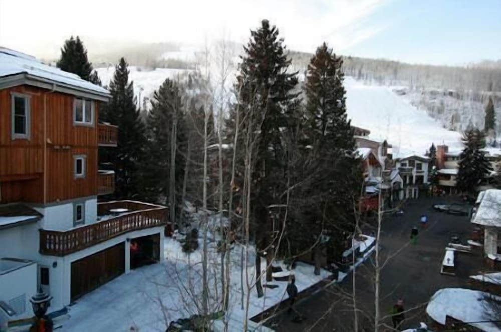 Condo with Vaulted Ceiling & Spectacular Mountain Views by RedAwning