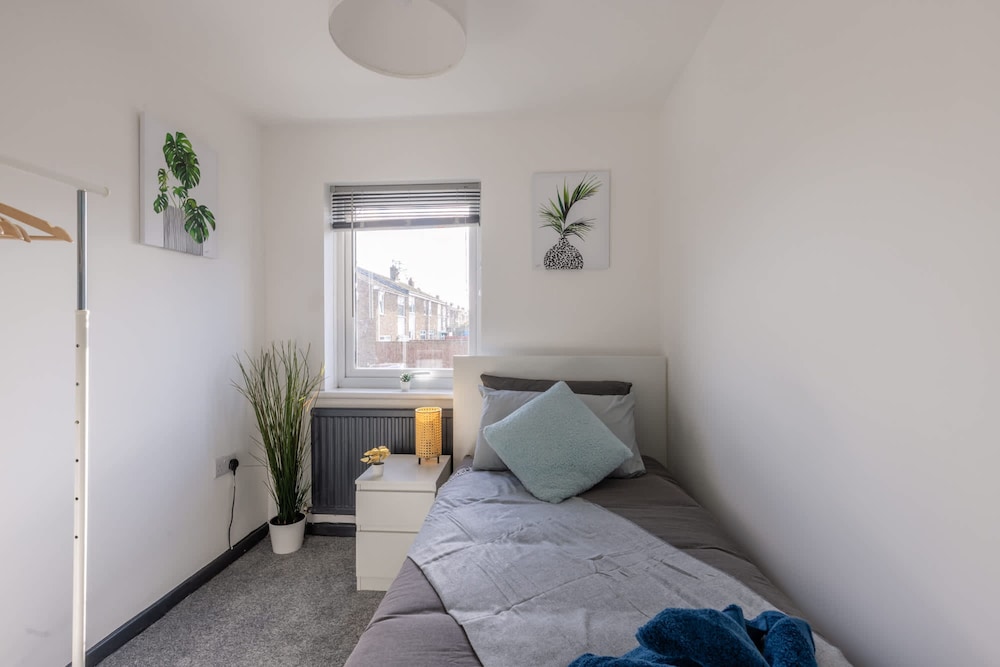 Modern 3 Bed House-free Parking