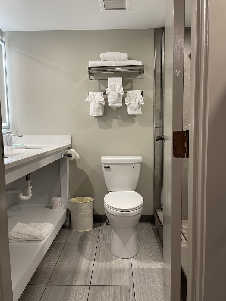 Bloomington Vacations - The Chateau Hotel and Conference Center - Property Image 57