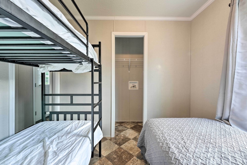 Pet-friendly Cassoplis Cabin, Close to Parks!