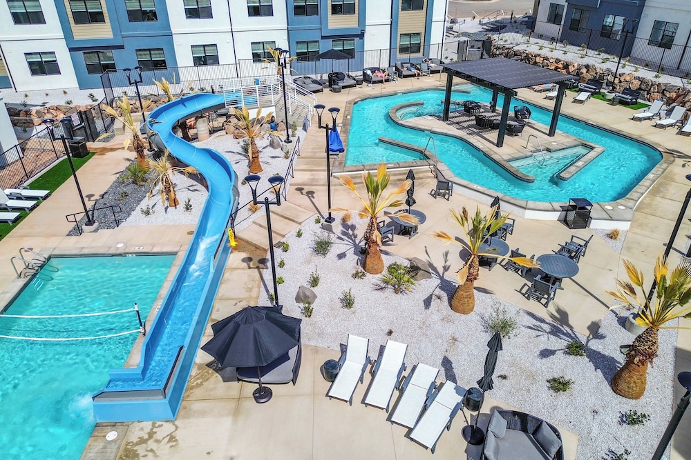 25 Mi to Zion: Rock 'n' Roll Condo w/ Mtn View!