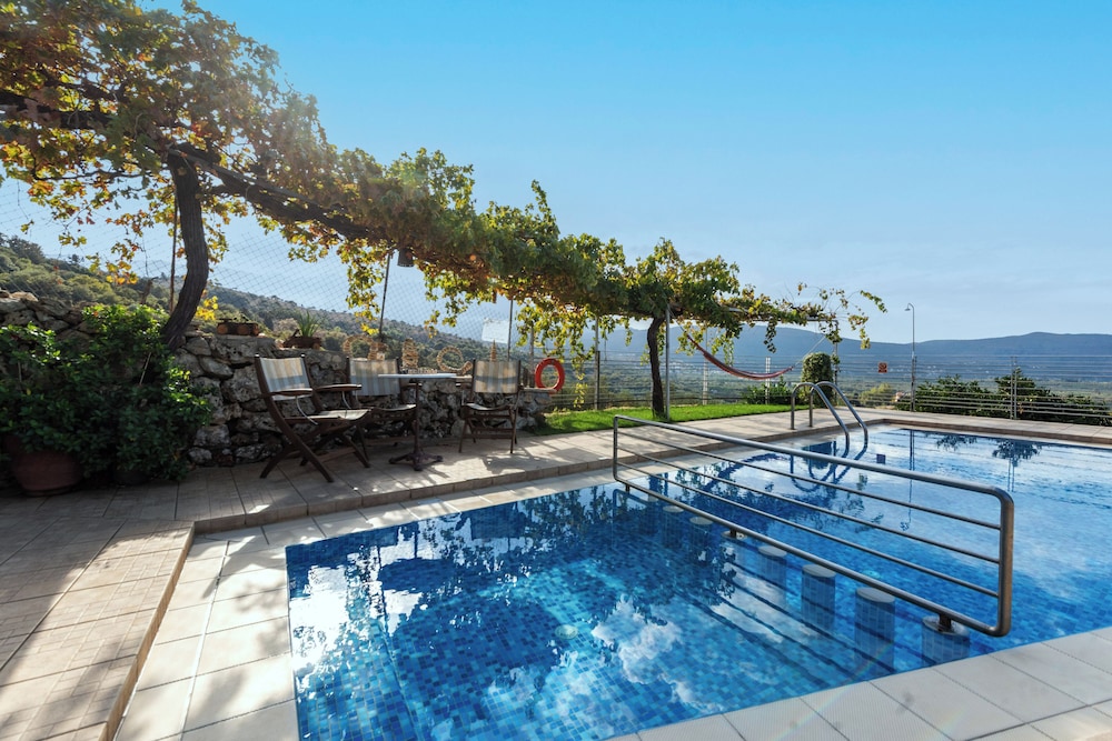 Villa Chloe With Private Pool