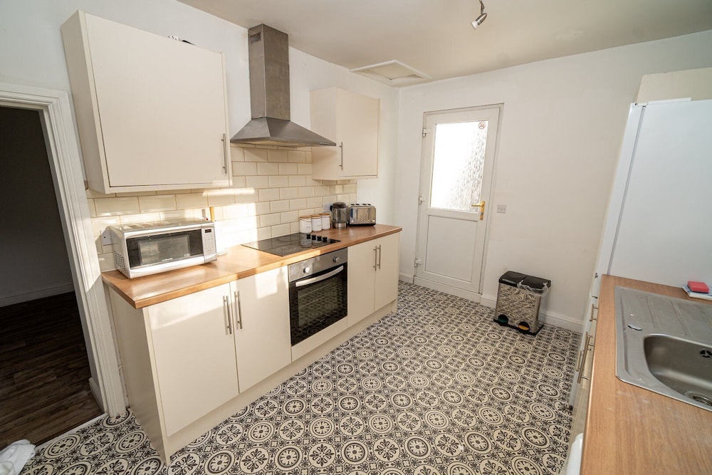 Cosy 3-bed House Walk to Swansea Stadium