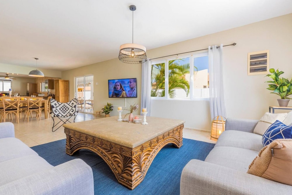 Remodeled Villa w 3BR Private Pool Esmeralda