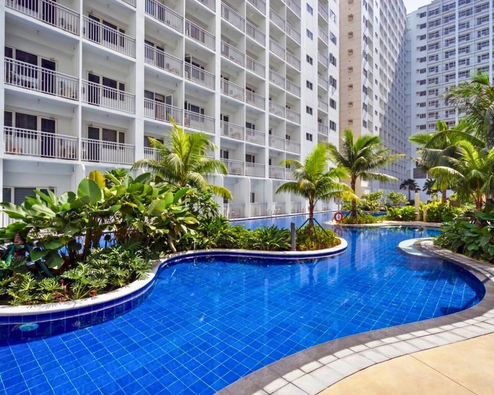 Live Just Steps Away From Mall of Asia