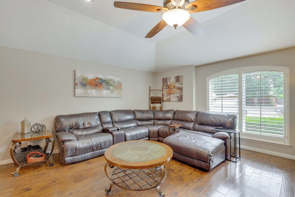 5 Mi to Lewisville Lake: Couple's Retreat w/ Yard