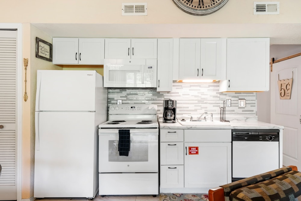 Warm Welcome Getaway Resort Stay for 6 With Amenities Near Downtown