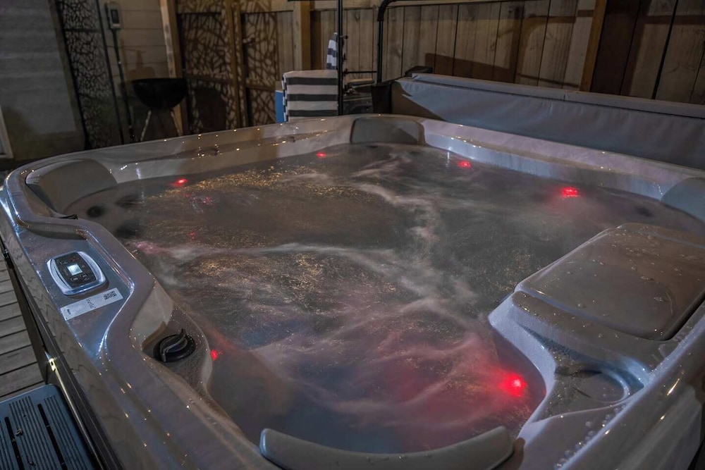 ATL Patio Paradise Pool Hottub Theater Gmrm B-ball