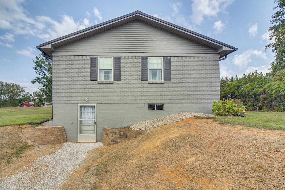 7 Mi to Barren River Lake: Quiet Getaway w/ Yard!