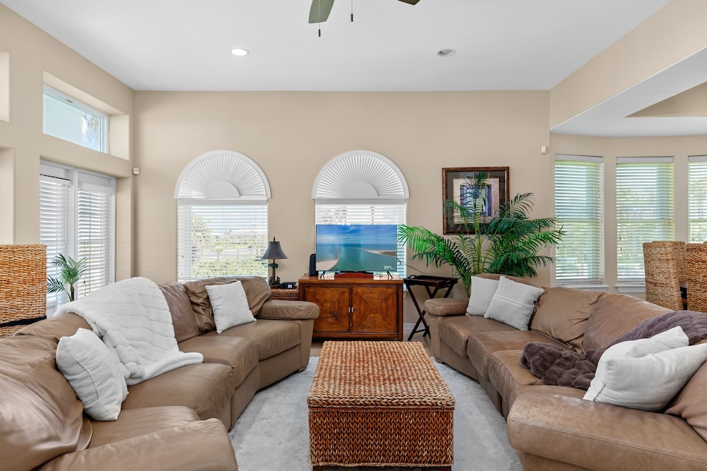Kar - Private House Just Steps From Beach Access 4 Bedroom Home by RedAwning