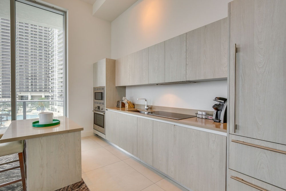 Steps to Sand: Ocean-view Condo in Hollywood