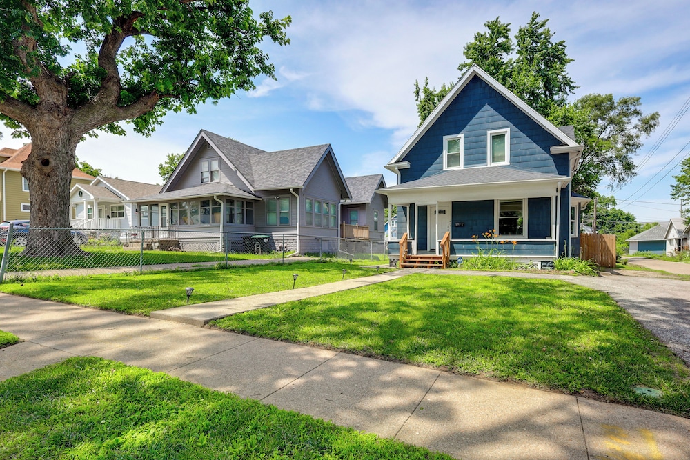 4 Mi to Dtwn Omaha: Spacious Home w/ Fenced Yard!