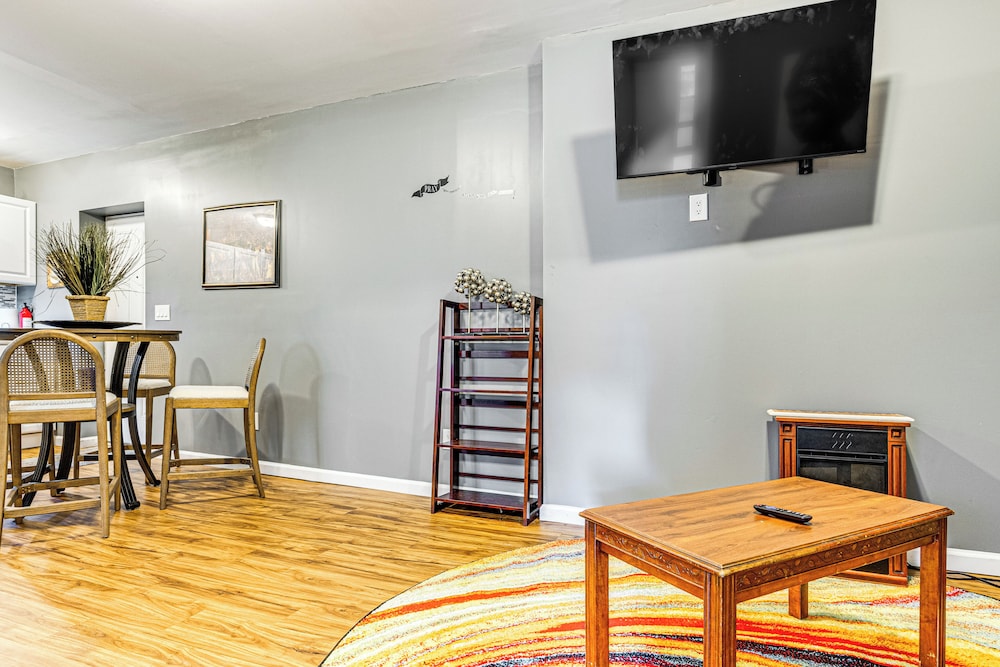 4 Mi to Dtwn Indianapolis: Quiet Apartment w/ Yard