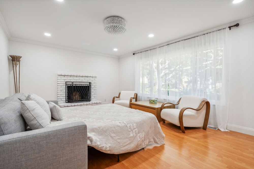 Spacious Mountain View Duplex In Prime Location 3 Bedroom Duplex