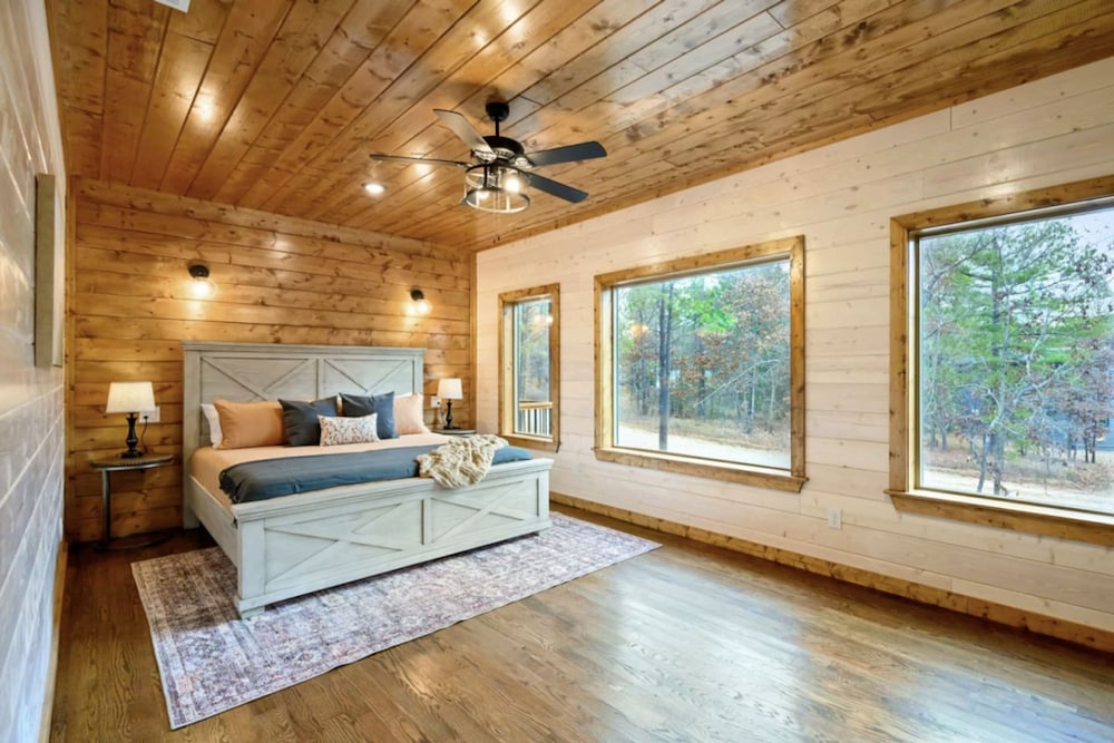 Whispering Winds Luxury Cabin in Hochatown