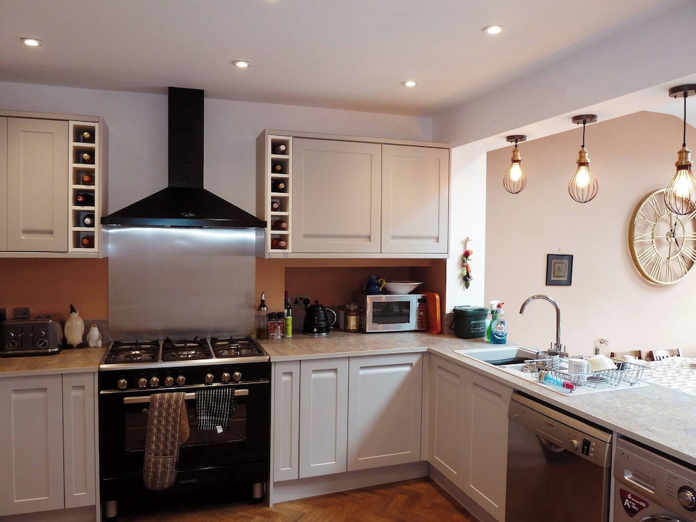 Spacious 4-bed House Close to LHR and London