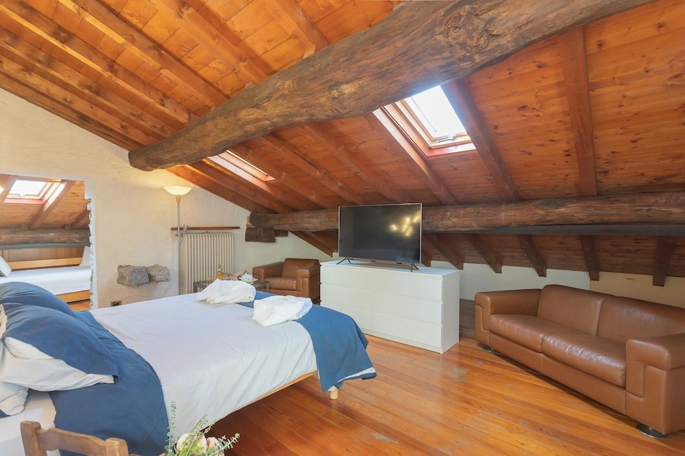 Villa Torre di Palanzo With Magnificent View by Rent all Como