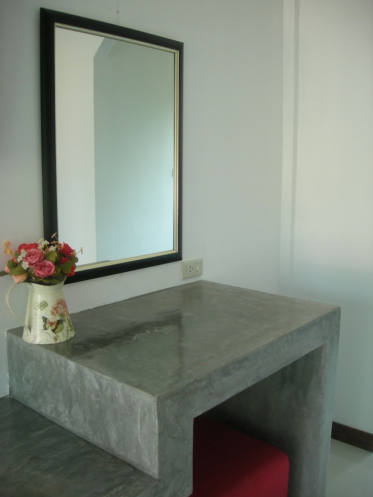 Baan Rim Klong Resort