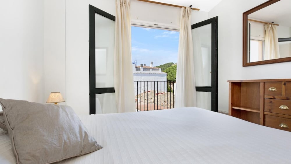 Sarrio in Llafranc With 2 Bedrooms and 2 Bathrooms