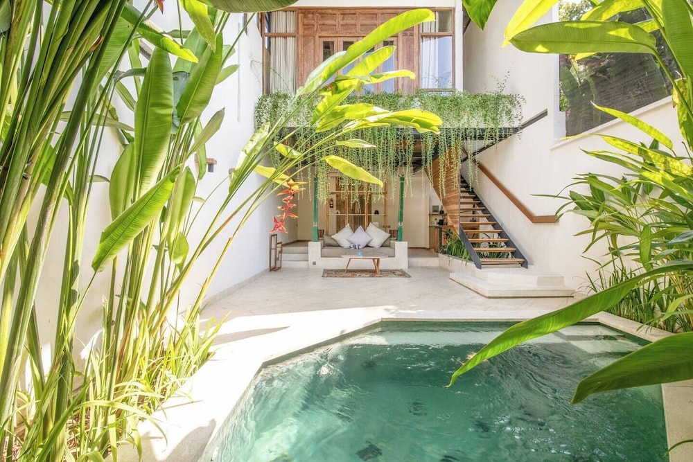 Chic 1-br Villa With Pool, 800m From Echo Beach