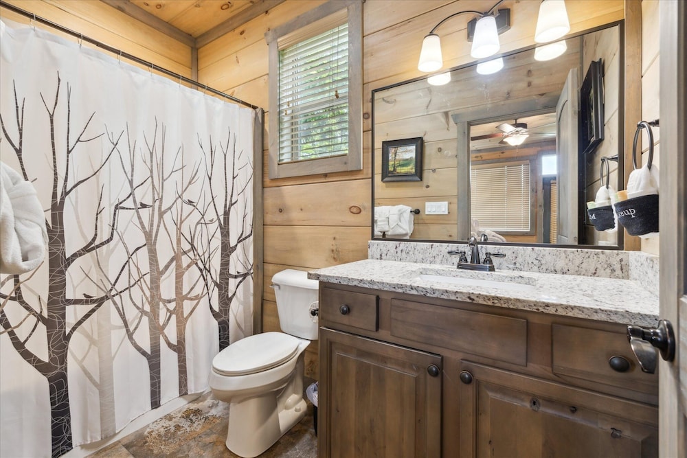Gorgeous Cabin w Hot Tub Firepit Gameroom
