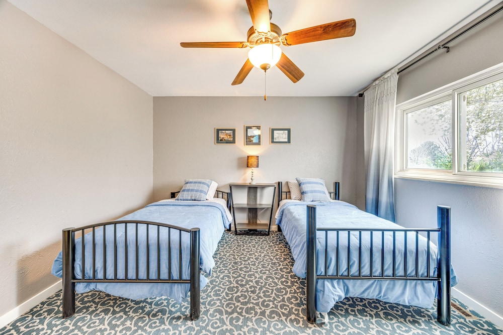 1 Mi to Attractions: Getaway w/ Mtn Views!