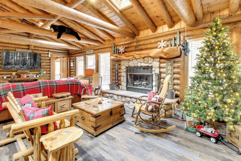 Near Fishing & Hiking: Pinetop Log Cabin w/ Deck!